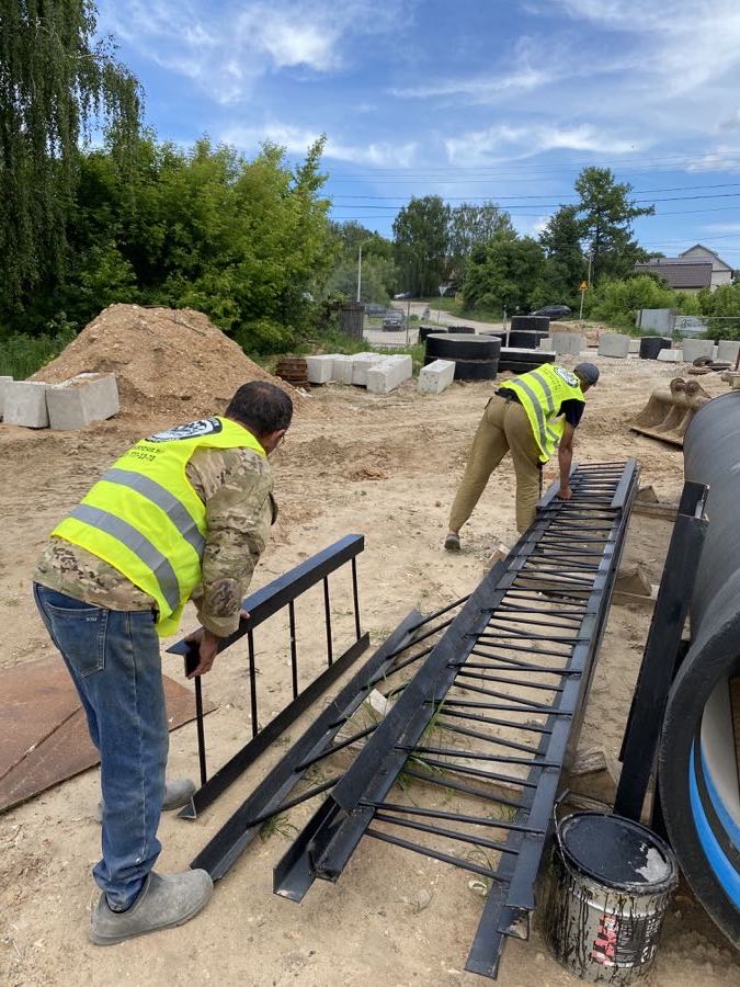 Рабочие Легион разбирают металлические конструкции на объекте демонтажа